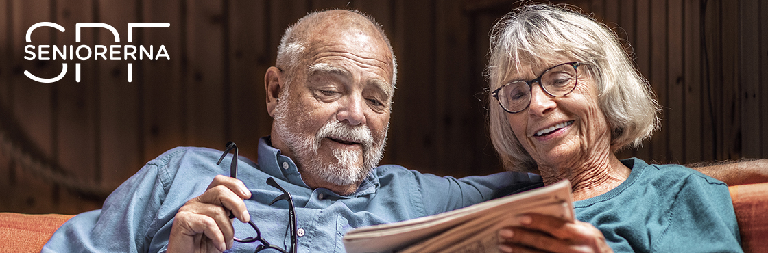 Ett äldre par tittar i en bok tillsammans
