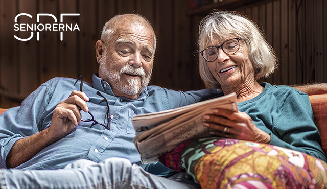 Ett äldre par tittar i en bok tillsammans