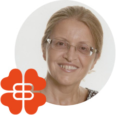 Medlem Sirwa tittar in i kameran och ler