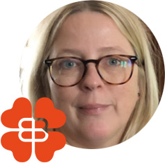 Medlem Ingrid tittar in i kameran och ler