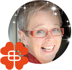 Medlem Karin tittar in i kameran och ler